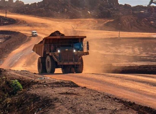 camion-benne-basculante-dans-mine-ciel-ouvert