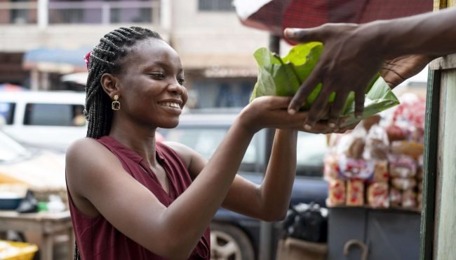personne-recevant-nourriture-rue